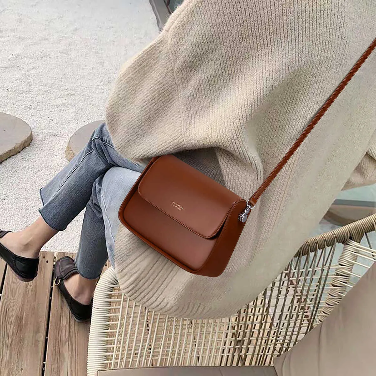 여자 가을과 겨울 질감을위한 안장 가방의 엄격한 선택 2024 트렌디 한 틈새 디자인 진짜 가죽 크로스 바디