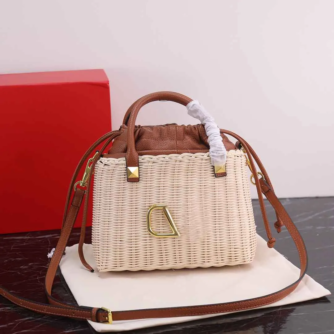 Toppkvalitetsdesigner Handgjorda bambustrandväska Vicker Bucket Bag Straw Woven Handväska Lyxig och fashionabla crossbody -väska Kvinnors mångsidiga axelväskor