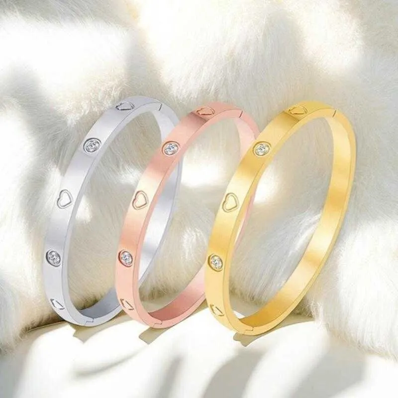 Acessórios de pulseira de design da moda de alta qualidade simples e atmosférico Bracelets AccessoriesDense Sense Love Shaped com Carrtiraa Original Bracelets