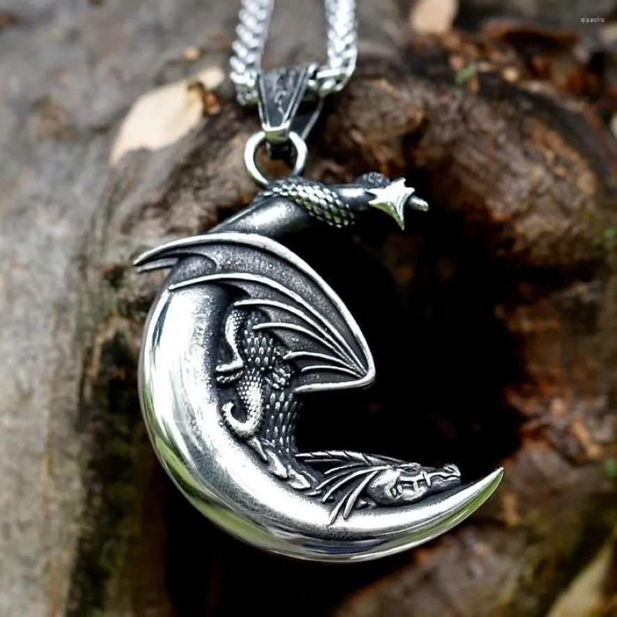 Pendant Halsketten 2022 Herren 316L Edelstahl-Wikinger Sleeping Dragon auf der Mond Halskette Modelschmuck 212z