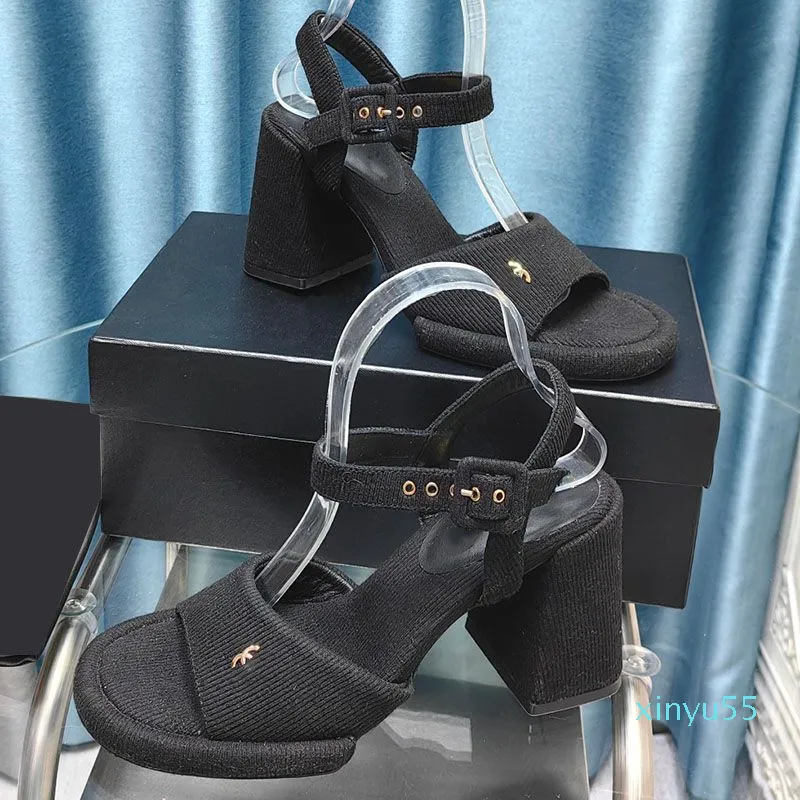 2024 슬리퍼 디자이너 조절 가능한 발목 버클 웨딩 신발 슬링 백 캐주얼 신발