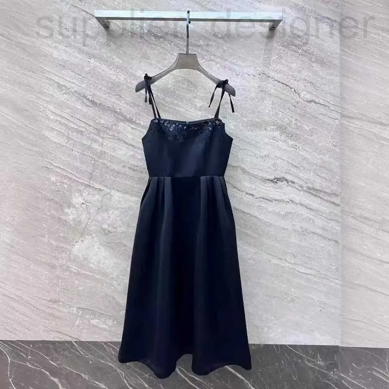 Designer de robes décontractées de base 24 au début du printemps Nouveau perle de clous de style Hepburn Fine Sling Élégant petite jupe noire, taille à la mode, jupe à mi-longueur pour femmes WGW1