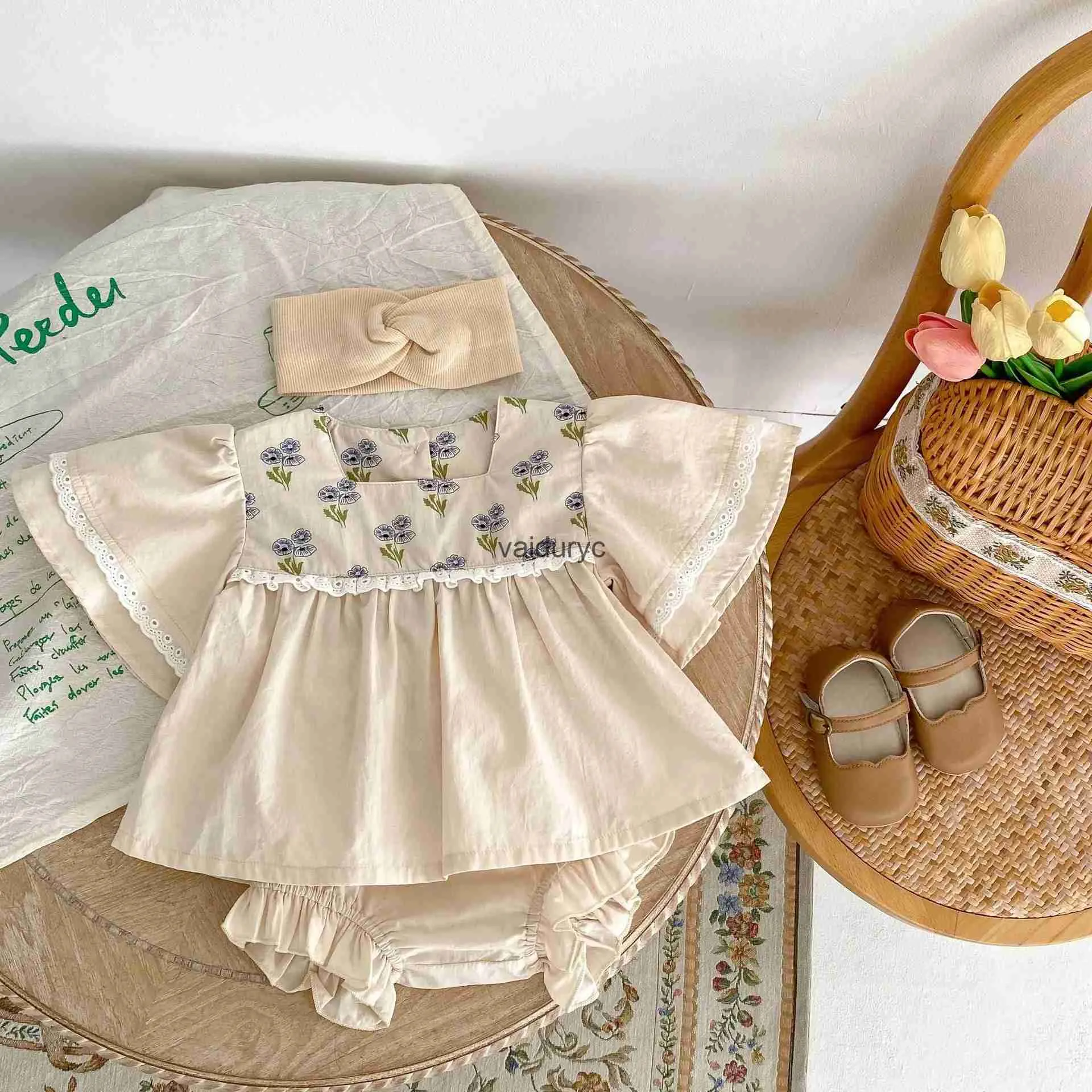 Kläder sätter 2st Raffle Baby Girls Shorts Set Fly Sleeve T-shirt med elastiska midjeshorts blommiga sommardräkt i 0-24 månader H240426