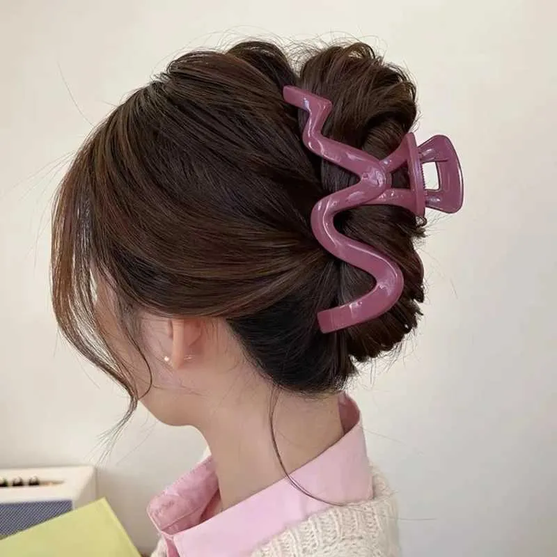 Klemmen 4 Farben Wellengrabend Clip Große Haarklammern für Frauen 2023 Neue Unique Mode Hai Clip Girls Hair Accessoires Y240425