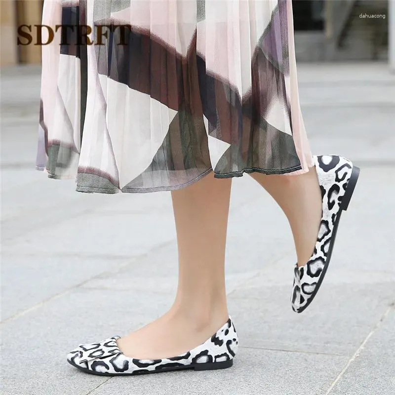Sapatos casuais sdtrft quatro motivos deslizam em designers de estampa de leopardo preguiçosas mulheres panotes de moda de moda confortável zapatos mujer