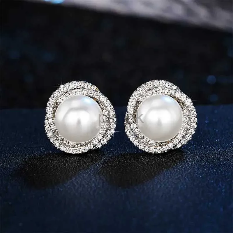 Stud Huitan błyszczące imitacja Pearl Studs Mash Modna Krzyż Estetyka Kobiety Uch Ear Akcesoria Wedding Party Biżuteria D240426