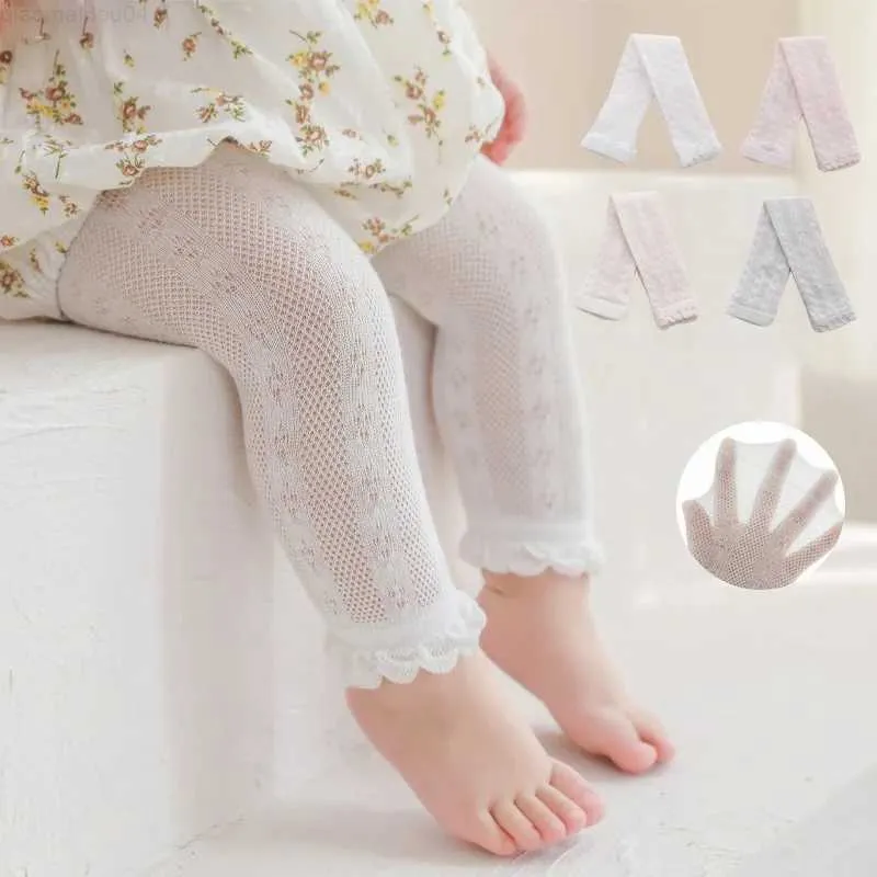 Pantalons Stocks Summer Girl avec des collants minces en maille et en dentelle de bébé portés à l'extérieur.Les bas pour bébés d'été sont des moustiques et ont de longues jambes pour enfants2404