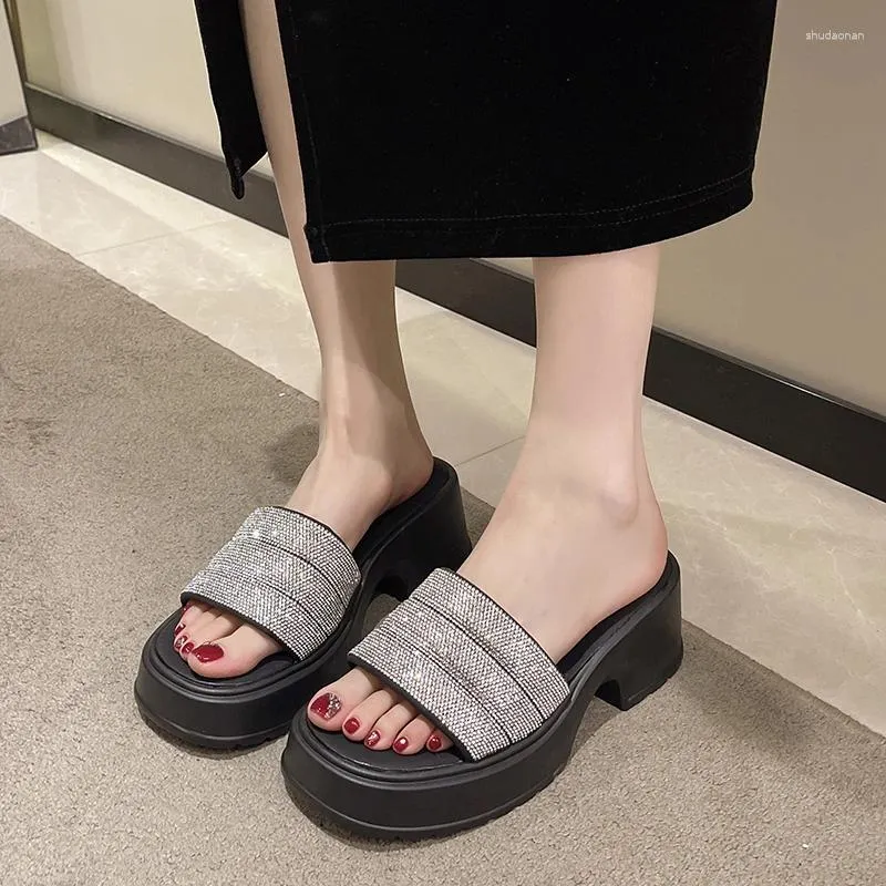 Zapatillas 2024 sandalias para mujeres verano cómodos zapatos planos al aire libre y sexy playa de moda de alta calidad grande
