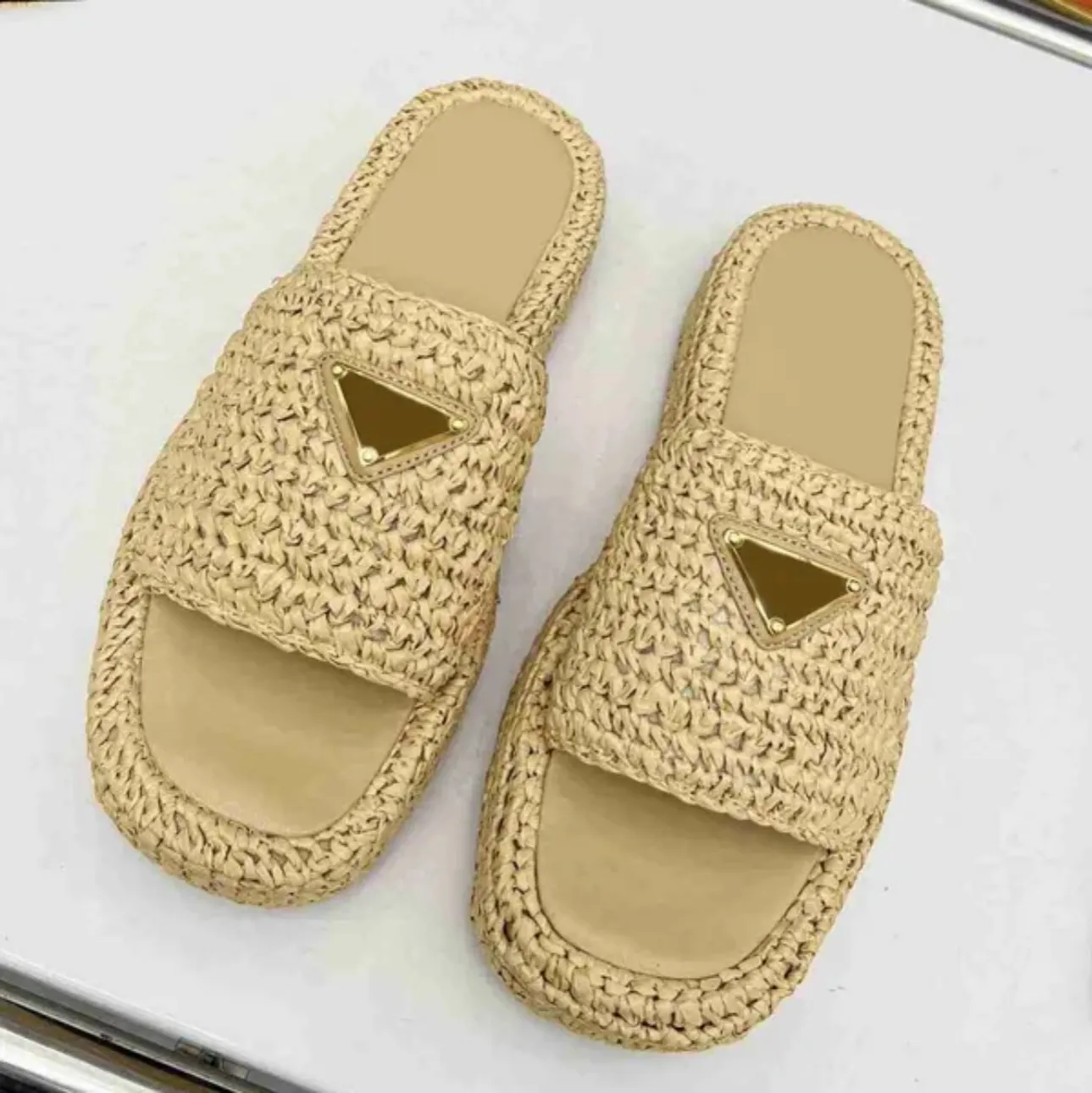 2023 schoenen voor vrouwen sandaalontwerper platte schuifregelaars glijbanen geweven slippers muffin dikke zool handgemaakte stro één lijn Romeinse strandschoenen