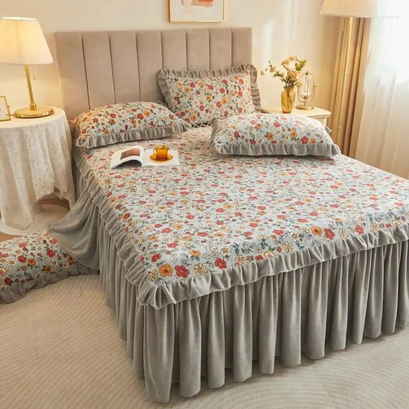 Säng kjol 3st små blommiga mönster plysch vinter tjock flounce kant sängöverdrag madrass skyddande täcke anti slip sängkläder