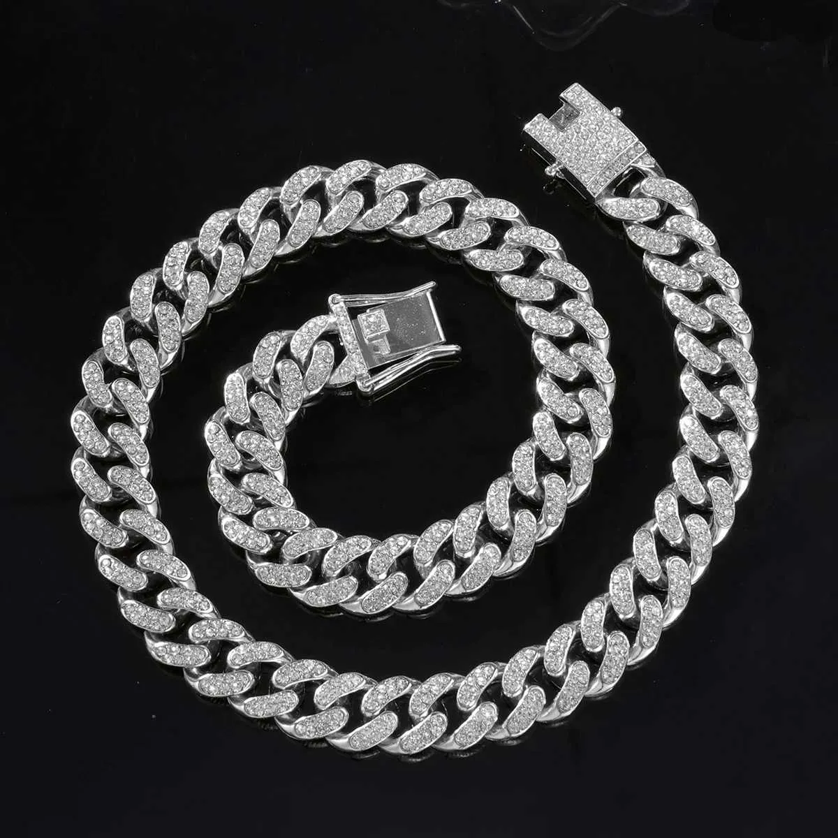 Strängar Hip Hop Geometry Cuban Chain Halsband Fashionabla och högkvalitativa Hip Hop Rhinestone -halsbandsarmband smycken gåvor 240424