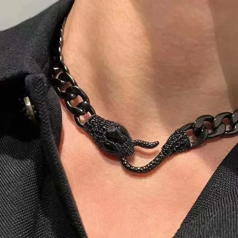 Strands Hip Hop Rock Black Cuban Chain Medusa Snake Necklace Womens Fashion Snake Bites Tail Creative Party Necklace Jewelry Accessories 240424
