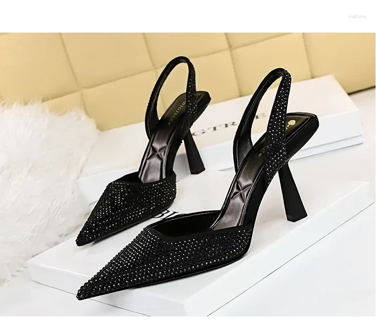 Klänningskor för kvinnor 2024 Summer High Heels Women's Sandals Gold Black Fashion Crystal Party Sexiga pumpar Elegant Sandal