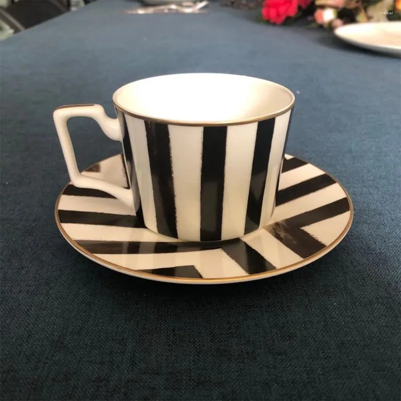 Muggar Nordic Creative Coffee Cup Saucer Set Hushållen Keramik Modern enkel eftermiddagste mugg