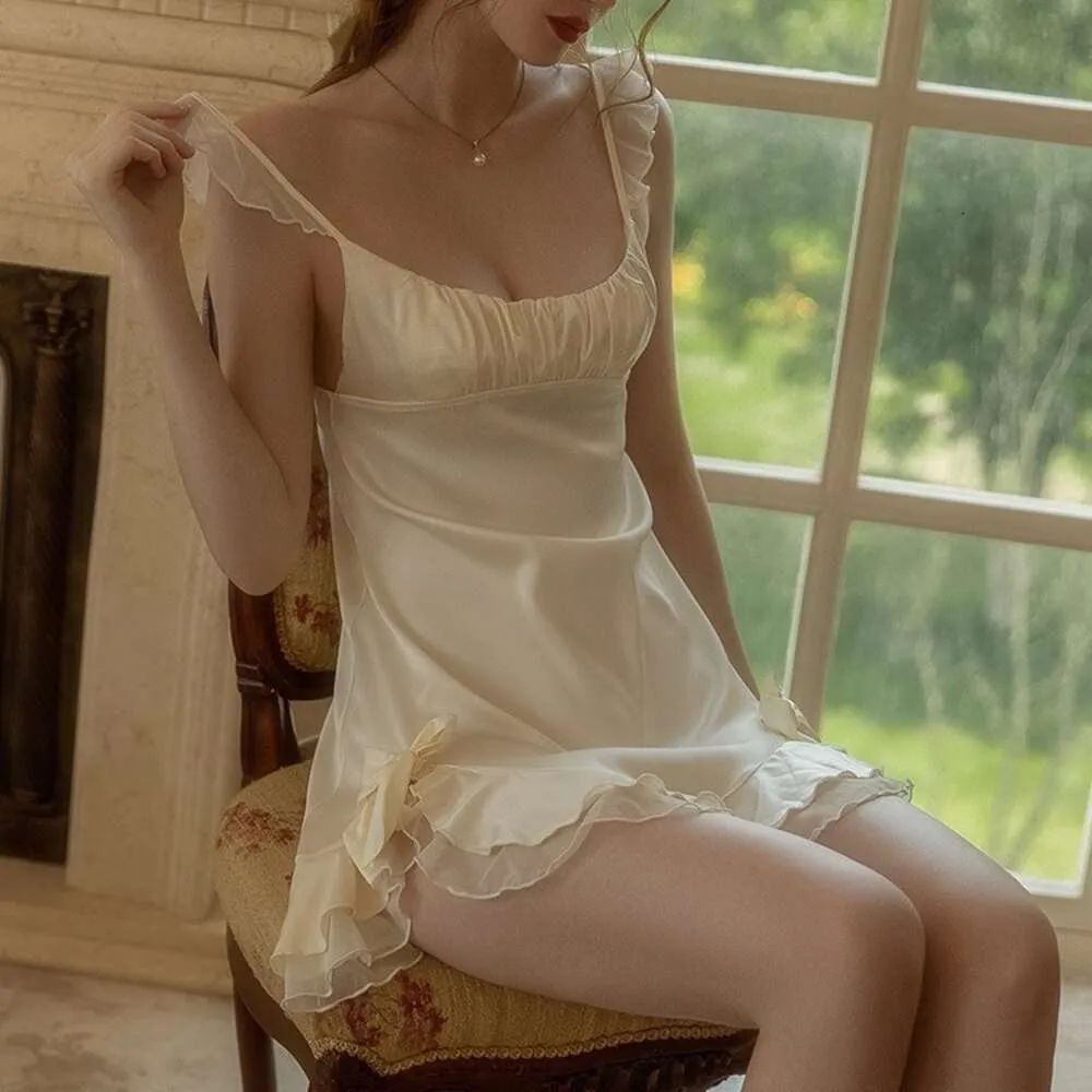Kobieta pokusa uwodzicielski trzypunktowy typ otwartego widelca i odsłonięty piersi seksowny zestaw seksowna piżama seksowna bielizna