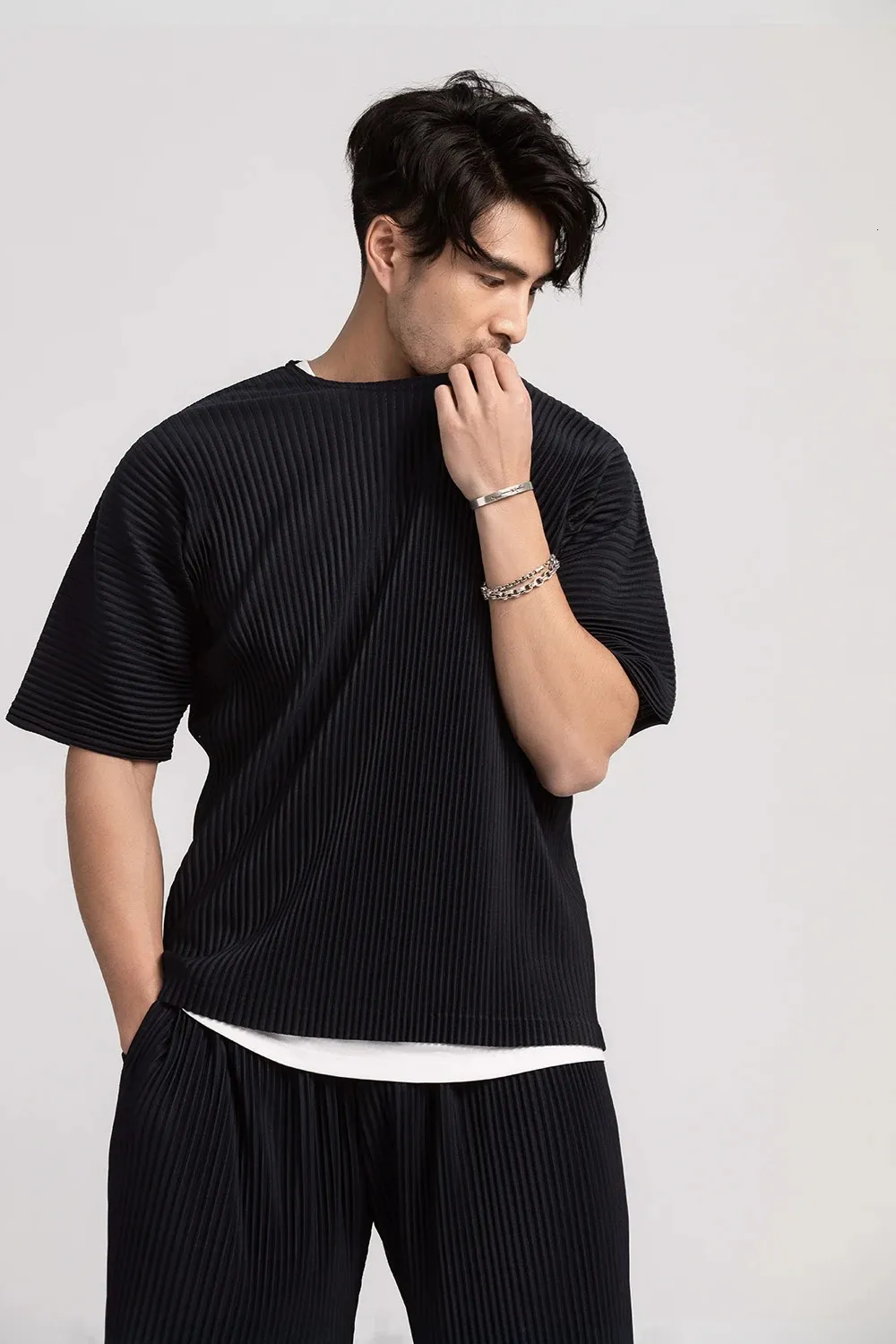 Miyake Pleated T Shirt For Men Summer Clothes Short Sleeve Plain T-Shirt Fashion Black Shirts Round Collar Sports Top 240412