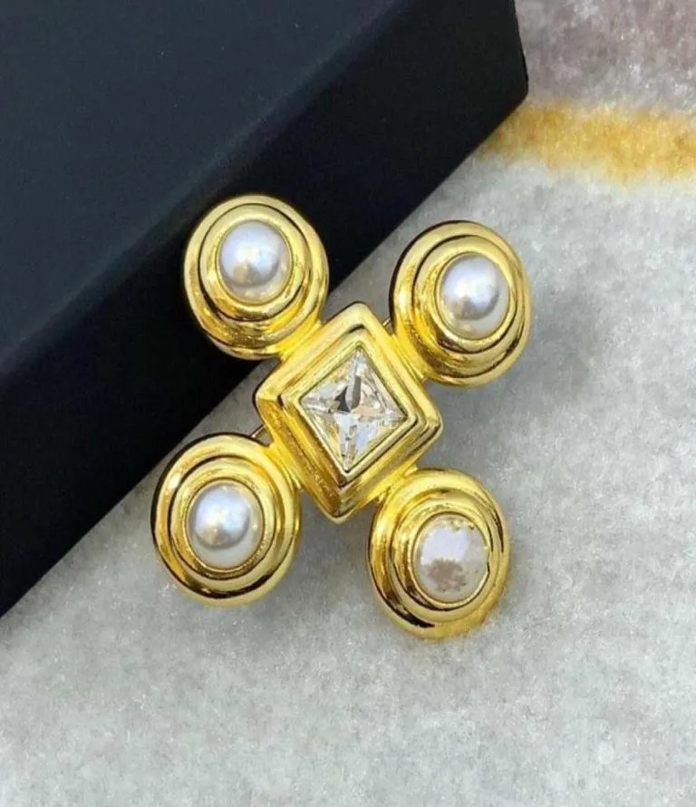 Klassiska varumärkessmycken Crystal Camellia Flower Style Cross Brosch tröja smycken Ljus guldfärg Fina toppkvalitet Pärl551823810