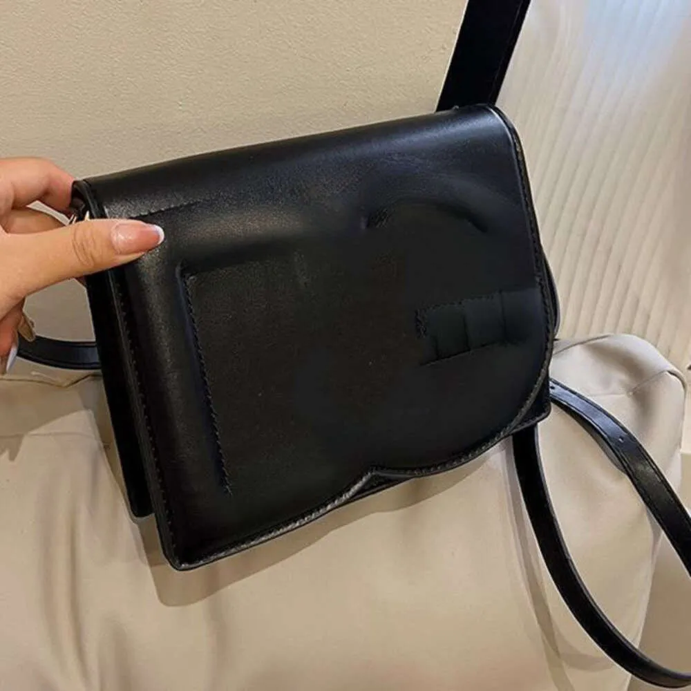 Dag packar Internet känt för kvinnor sommaren 2024, ny fashionabla konsistens Enkel axel liten fyrkantig väska, elegant och mångsidig rospulver crossbody väska