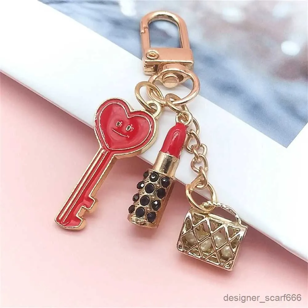 Nyckelringar Lanyards Nya läppstift Läppar Keychain med svarta strass Nyckelring Delikat Metallhänge Charms för Women Girl Bag biltillbehör