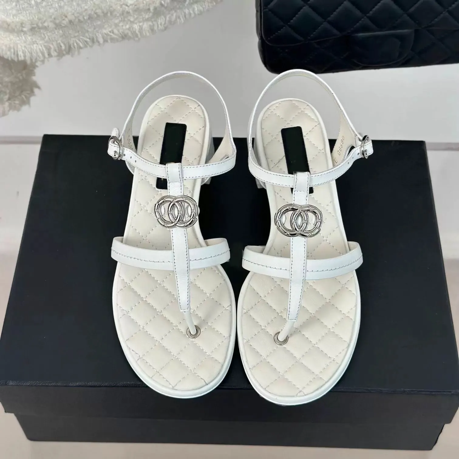 Svuoti di sandalo di lusso bianco sandali piatti Sandals Diamond Latatura 2024 Summer Nuova spessa tacco fitto di metallo Clip di punta della caviglia alla caviglia Movve