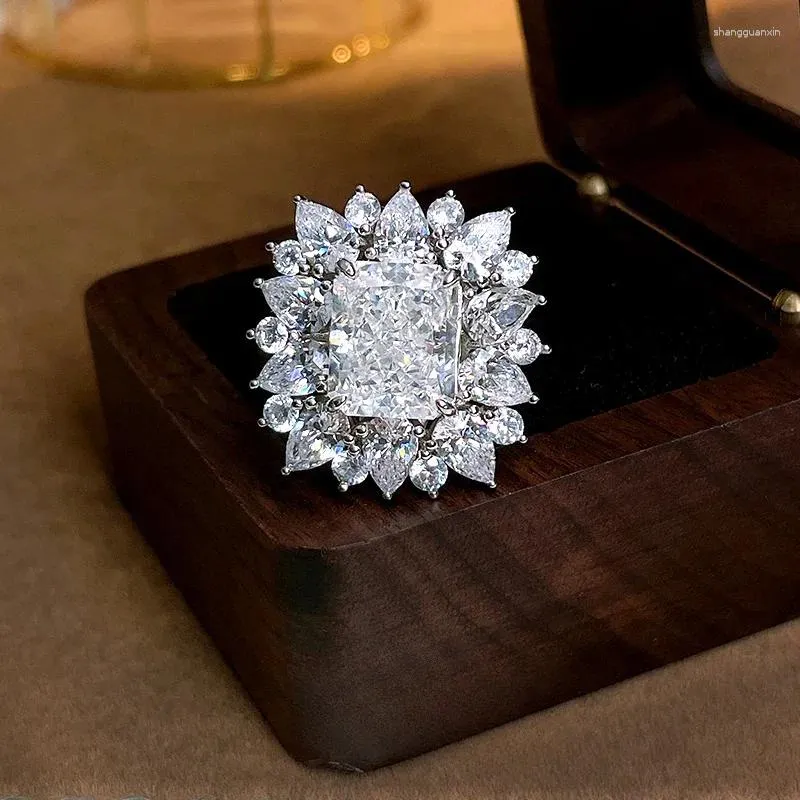 Ringos de cluster 2024 Radian Cut Artificial White Diamonds 925 Silver Ring Set com luxo de alto carbono versátil e para