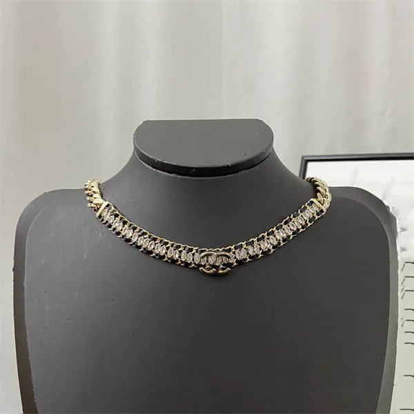 Colliers de pendentif femme 2023 Dernières Cclies Gold Chokers Collier Luxury Designer Bijoux Femmes Men Classiques C Logo Perle Pull Chaîne 365