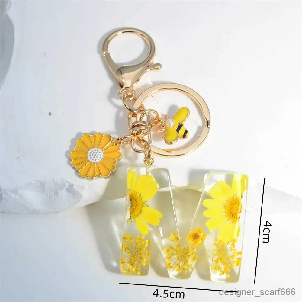 Keychains Lonyards fleur séchée A-Z Lettre de trousque résine de résine Daisy English Alphabe Keyring with miel Bee Charm for Women Bag Pendant Pending Accessories