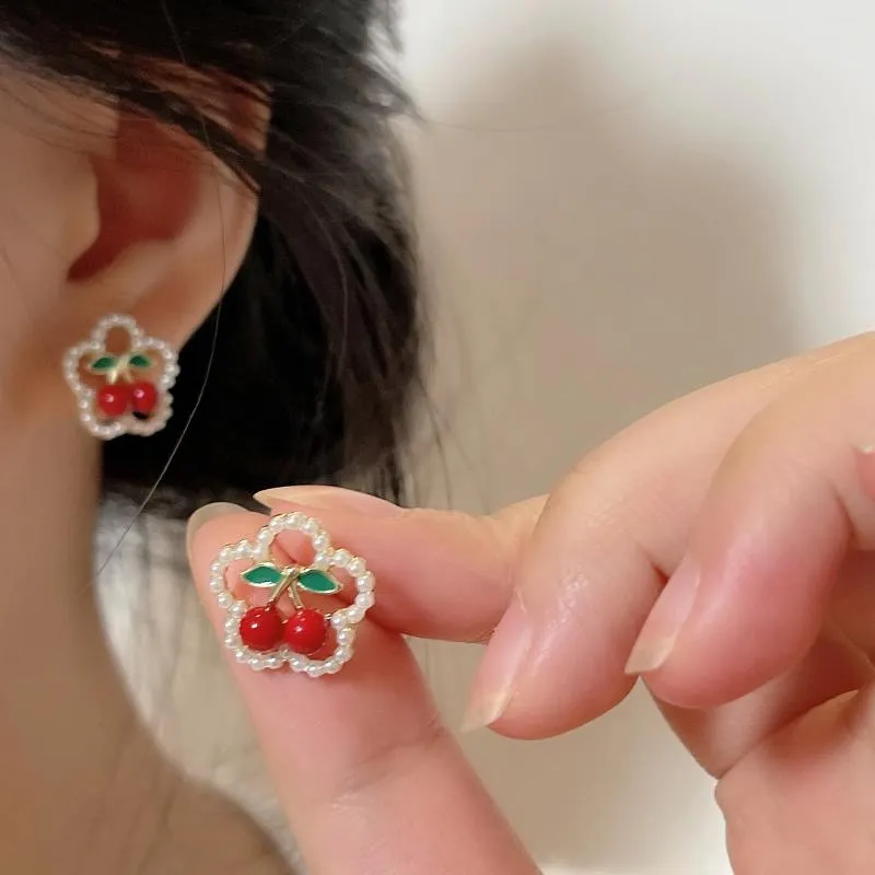 Boucles d'oreilles mignonnes Pearl Flower Peach Strawberry Ear Clips Exquis Small Red Cherry Clip on Oreing For Women