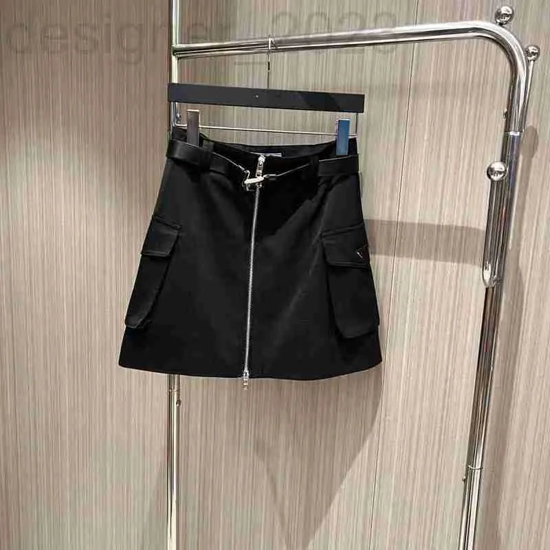 Saias Designer 2024 Primavera/verão Triângulo de ferro Belt Belt Zipper Salia dividida Estilo de trabalho feminino Pocket Double Modyable Short Skirt