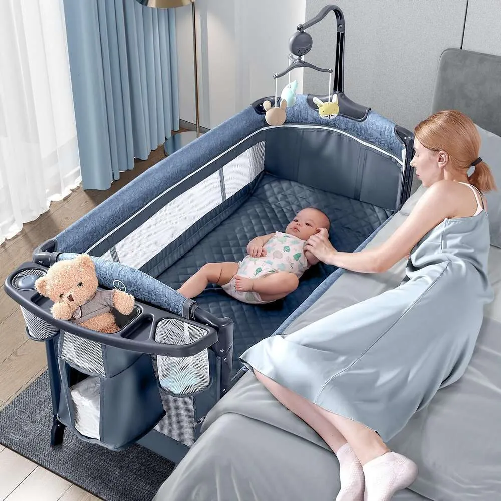 Bärbar baby basinet sängkläder med blöja omklädningsbord, musikmobil och ark - stor playard för nyfödda till småbarn - resevänlig design