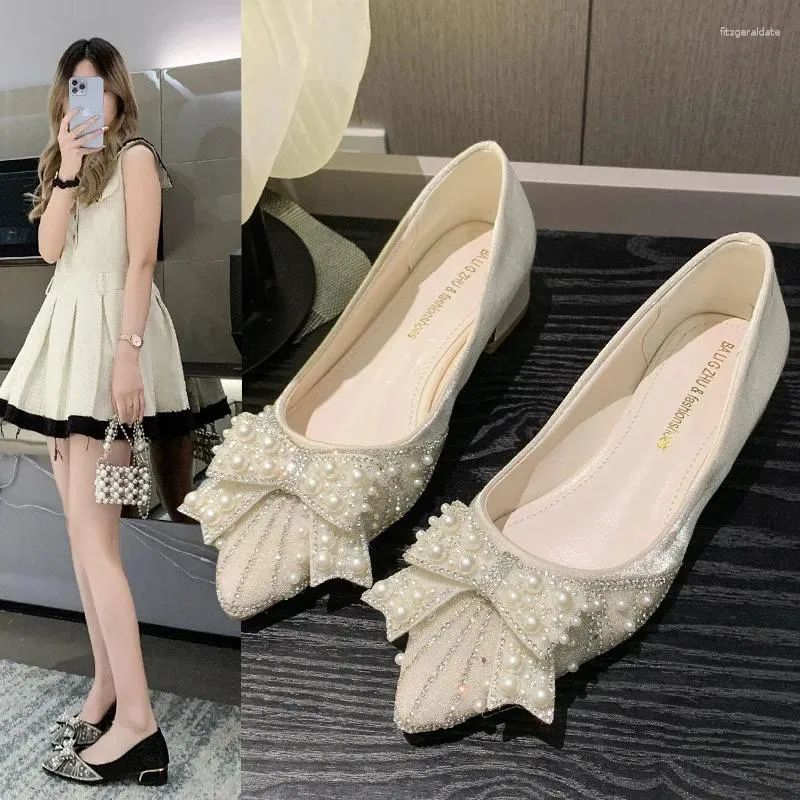 Scarpe casual Versione coreana di Female appuntita 2024 A DOPO SUPERIO SUPERIO CON SCHE FAIRI SPECCHE PERLA PARLA.