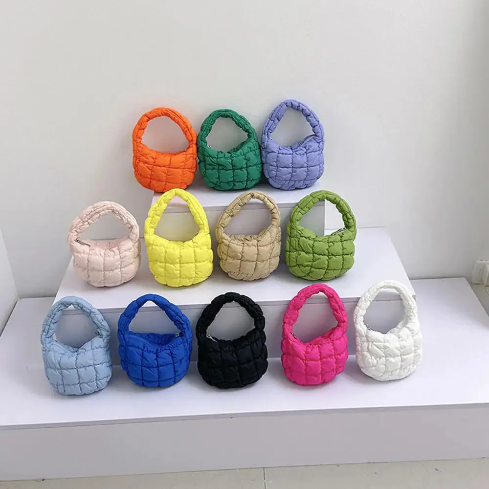 Mini -wolken geplooide tassen voor vrouwen Casual gewatteerde handtas Nylon Gevotte handgreep Luxe zachte puffy zak Designer onderarm 240423