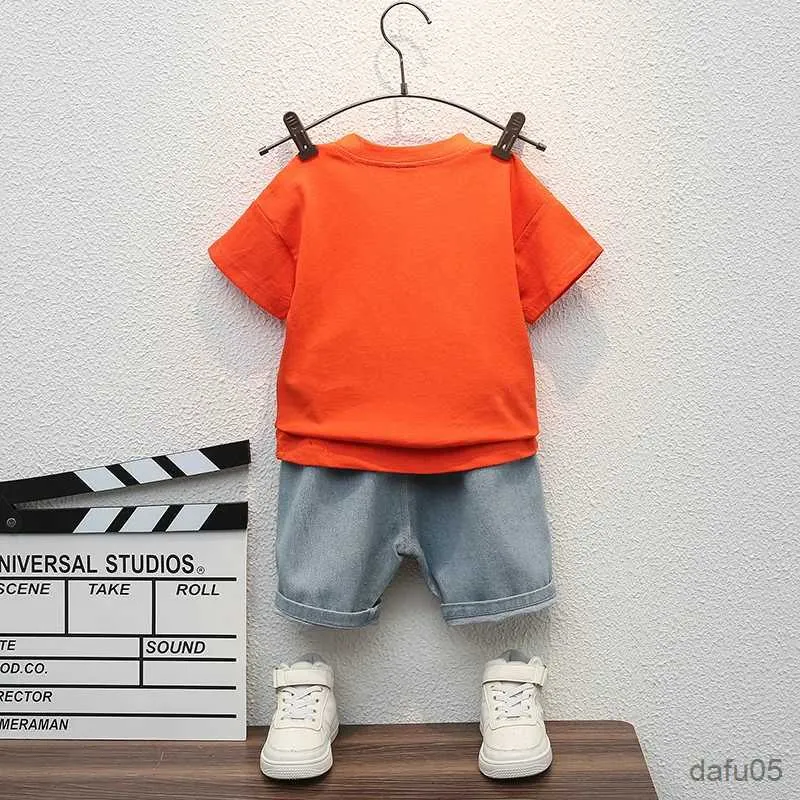 Ensembles de vêtements d'été Nouveaux bébés garçons T-shirt sport de dessin animé + shorts en jean déchiré pour les vêtements pour enfants