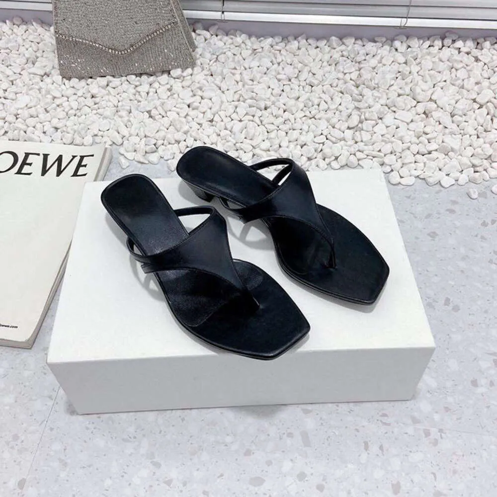 Designer Sandaler Kvinnor Slide klackar Skor Kvalitetsprodukter från 1 fullt läder inuti utanför raden Womens Flip Flops Head Liten tjock extern slitage 9GQK