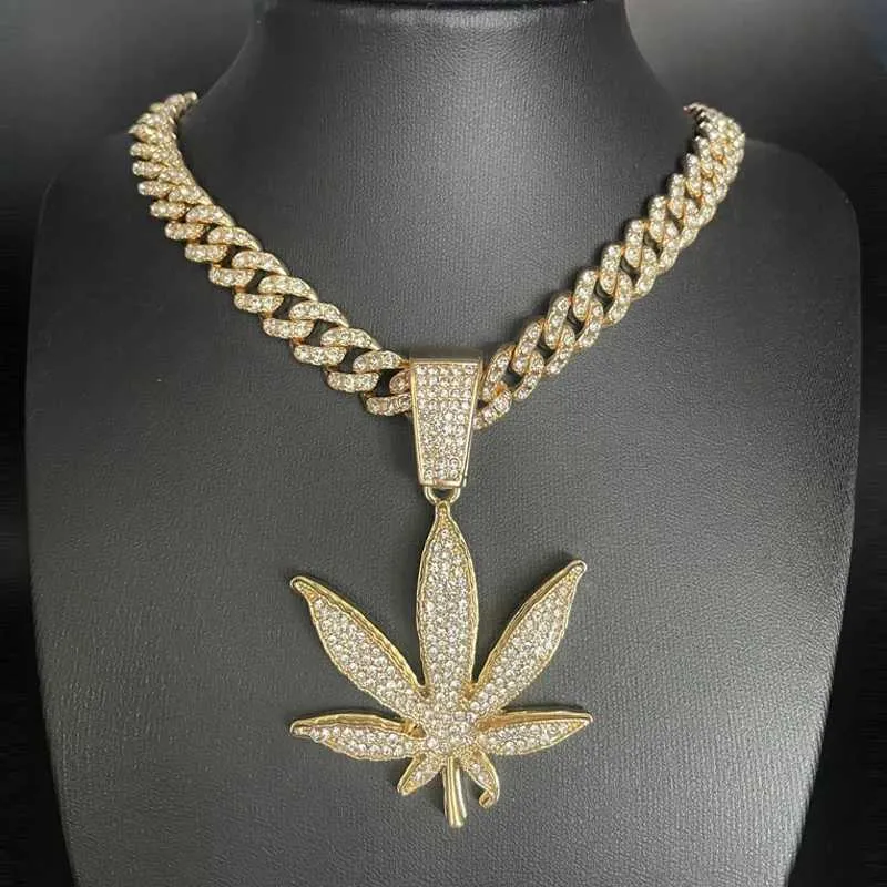 Strands Hip Hop Wild Grass Pot Leaf Pendant Necklace with 11mm Iced Cuban Chain Charming Fashion Jewelry Suitable for Men and Women 240424