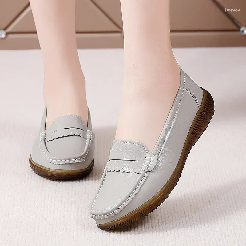 Casual skor koreanska kvinnor äkta läder mjuk botten platt höst kvinnlig moccasins sko non slip vulcanize sapatos femininos