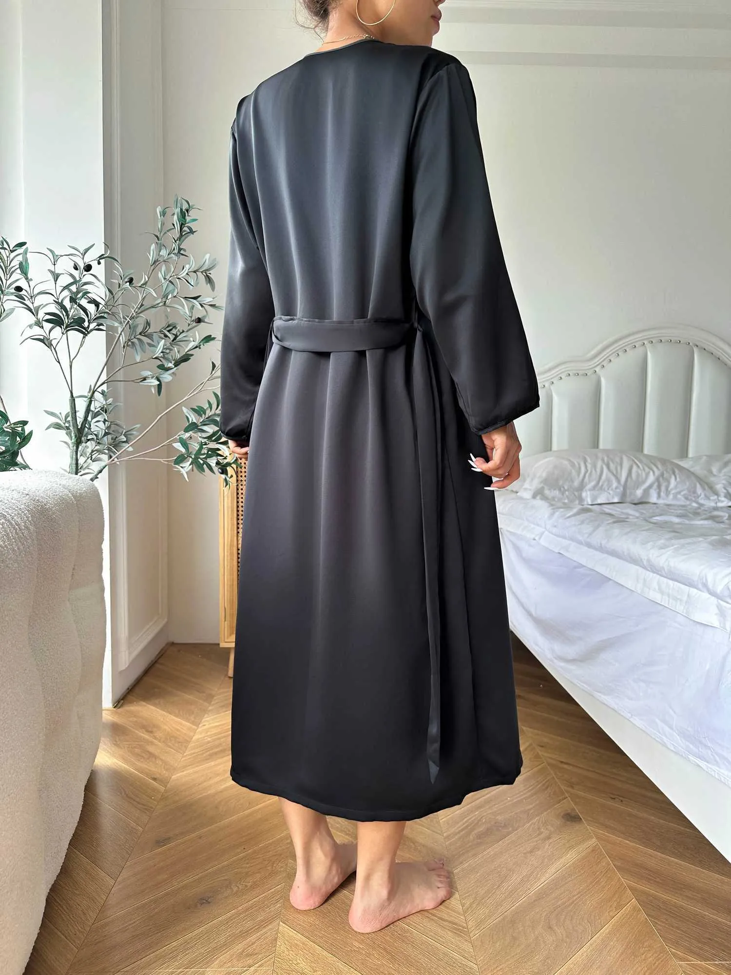 Kvinnors sömnkläder svart satinpyjama Set Long Slve Robe With Belt V Neck Slip Dress Womens Slpwear Loungewear Y240426