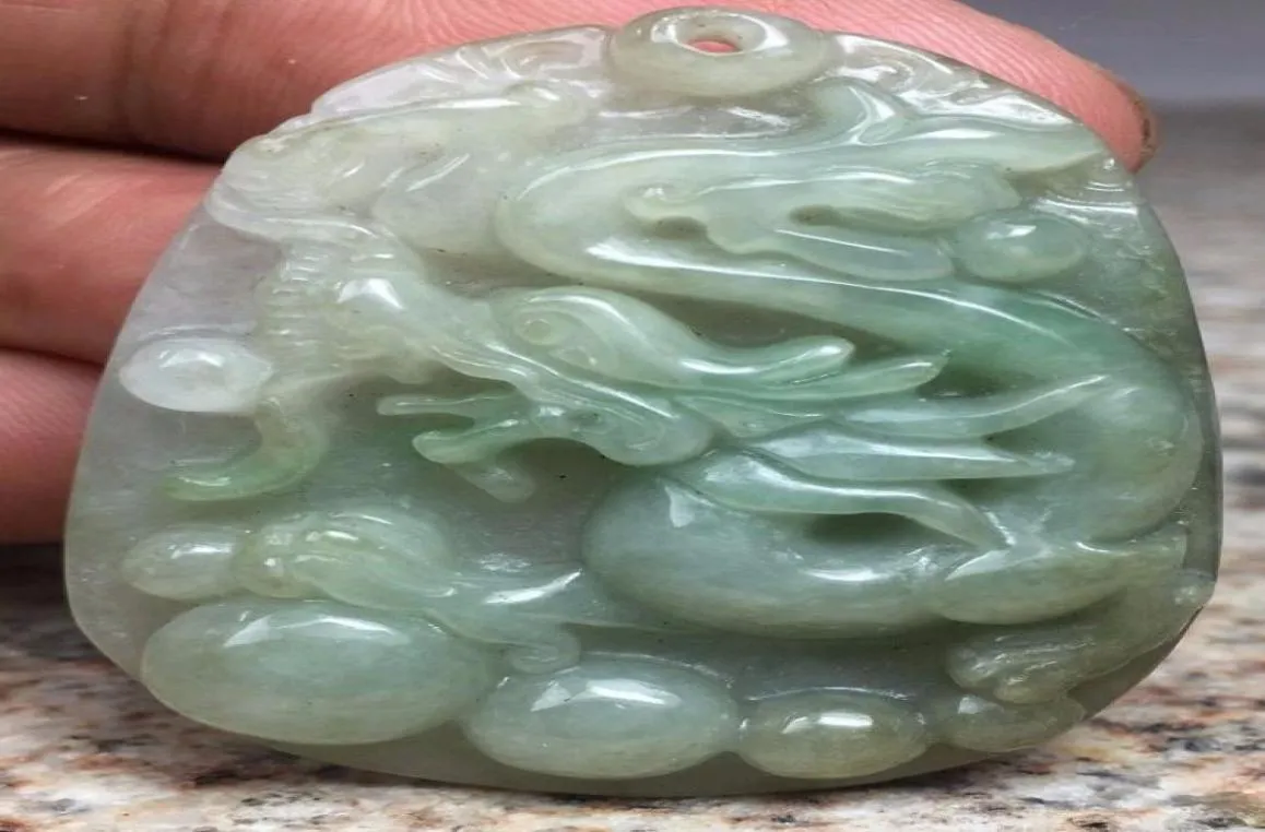 Certificado oleosamente verde natural jadeite dragão cuspido pingente de pingente a9242612