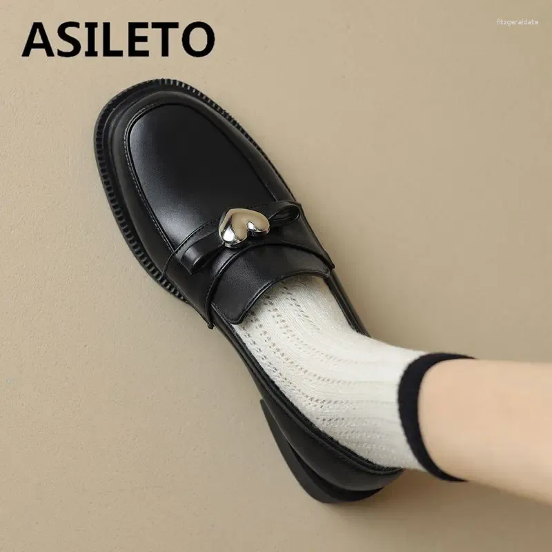 Sapatos casuais Asileto Patent Leather Women Momes redondos de dedão do dedo do pé em metal decoração de metal Spring diariamente para fêmea tamanho grande 41