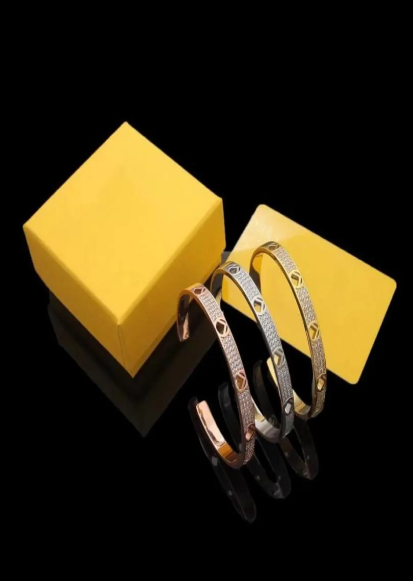 Europe America Brand de mode de mode Lady Femmes Brass Hollow Out Lettre gravée 18k Gold Bracelet Bracelet Open Full Diamond 3 COLO9823308