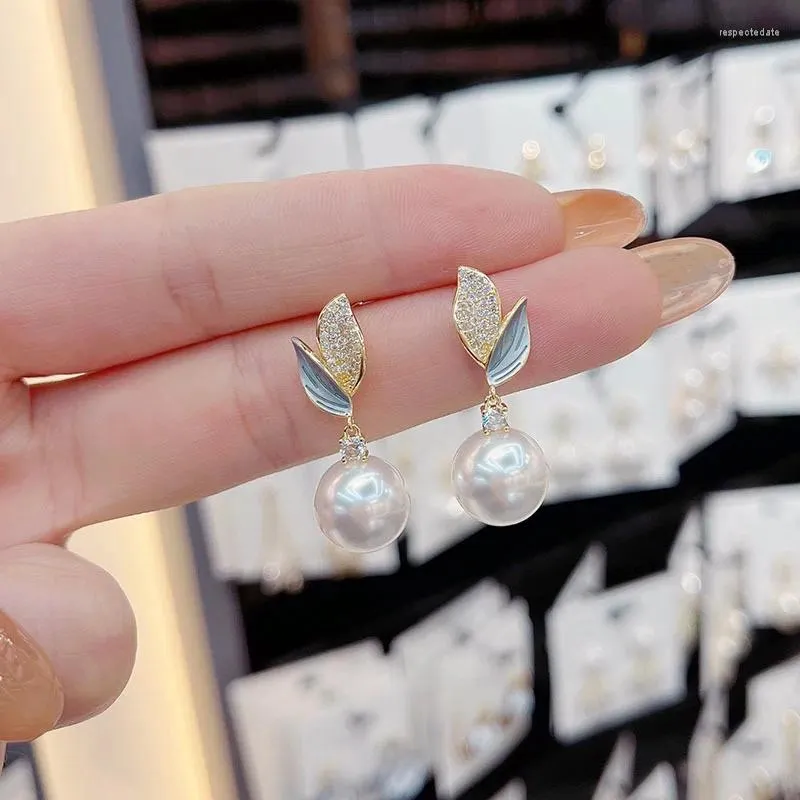 Pendientes de sementales 2024 Estilo Fresco Micro incrustaciones Hojas de perla Temperamento Corea Moda Aguja de plata para un regalo de niñas.