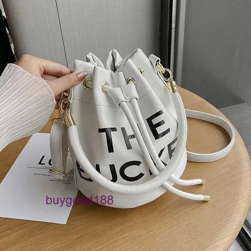 Lyxdesigner Miozj Bucket Bag I år populära våren 2024 Koreansk version Fashion Mother and Child Simple Handbag Ins Womens Crossbody Bucket Bag
