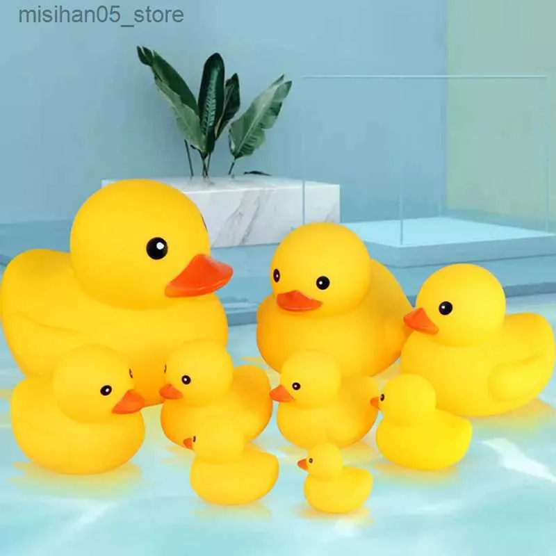 Sand Play Water Fun Cute Yellow Duck med Squeeze Sound Bath Toy Soft Rubber Float Duck Spela Bath Games Fun Gift for Children and Babies Q240426