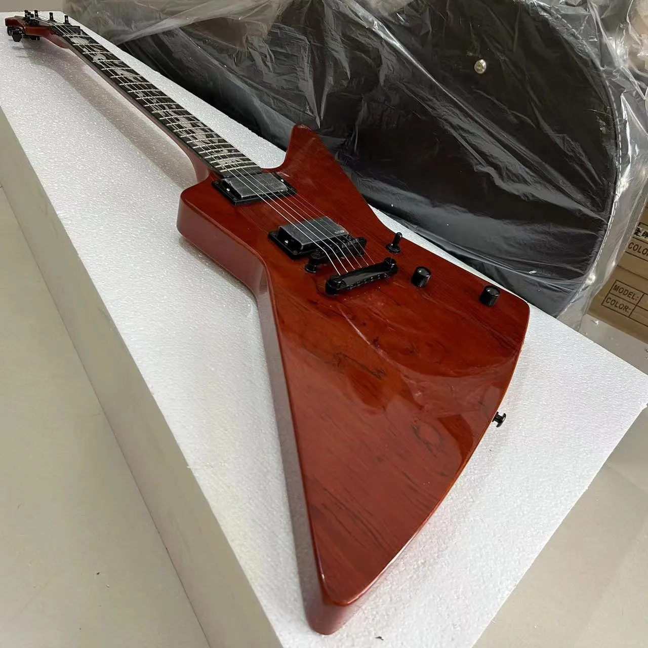 Ironisk metallisk James Hetfield Kenneth Lawrence quiltad Bubinga Top Brown Electric Guitar Mahogny Body Sun Ray Flame Inlay China EMG Pickups Black Hardware