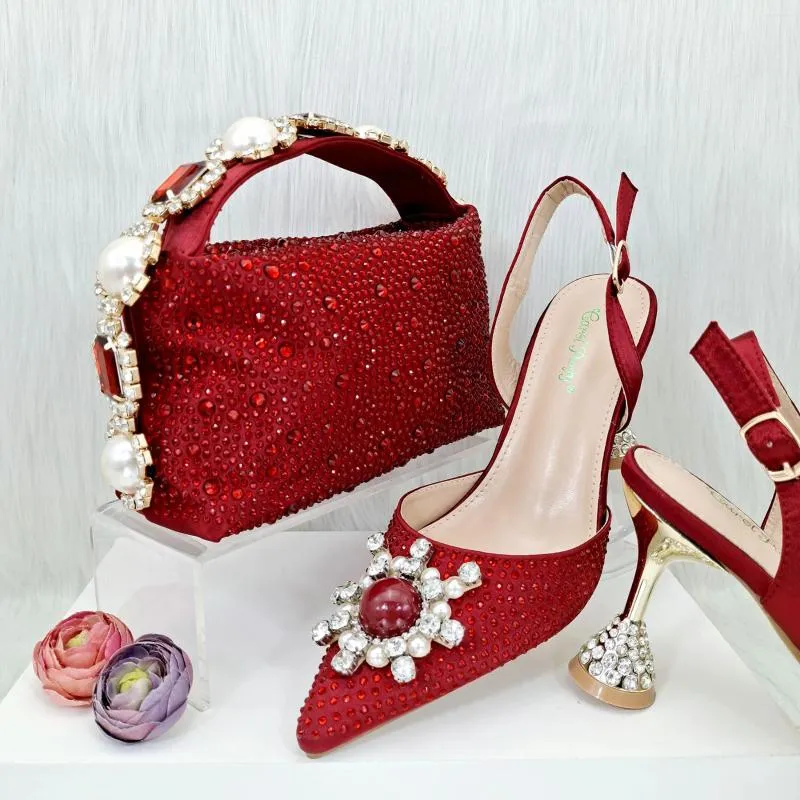 Sapatos de vestido elegantes saltos altos e bolsa de combinação strass italiano strassnes sexy pontas pontilhadas de bolsas para casamento