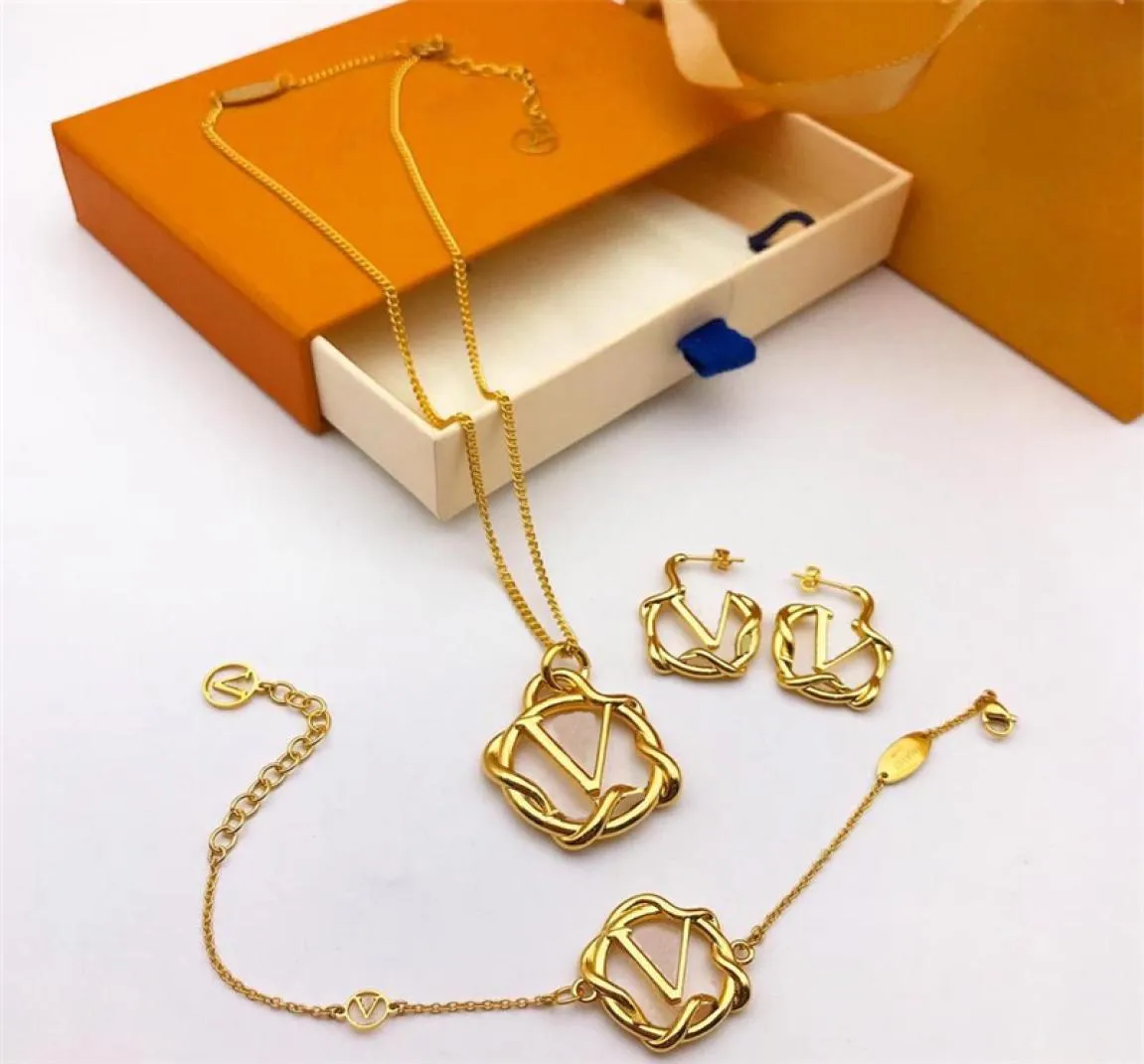 Women Designers Bracelet Necklaces Earrings Set Fashion Letter Gold Bracelets For Women Mens Pendent Necklace Luxury Jewelry1158768