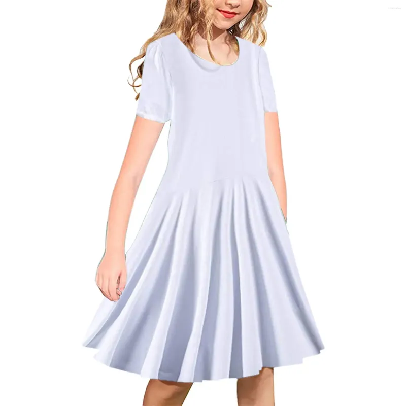Девушка одевается детское платье с коротки