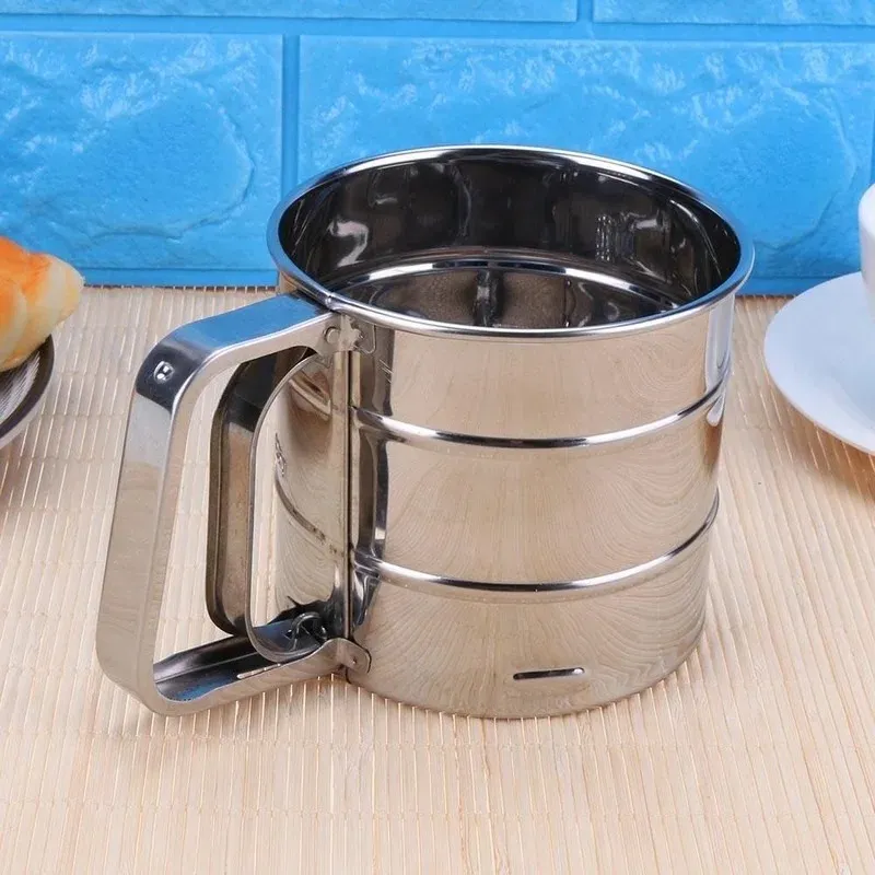 2024 Handheld Flour Shaker Stainless Steel Mesh Sieve Cup Icing Sugar Bake Tool Hand-pressed Hand-pressed Bakeware SiftersStainless steel sifters