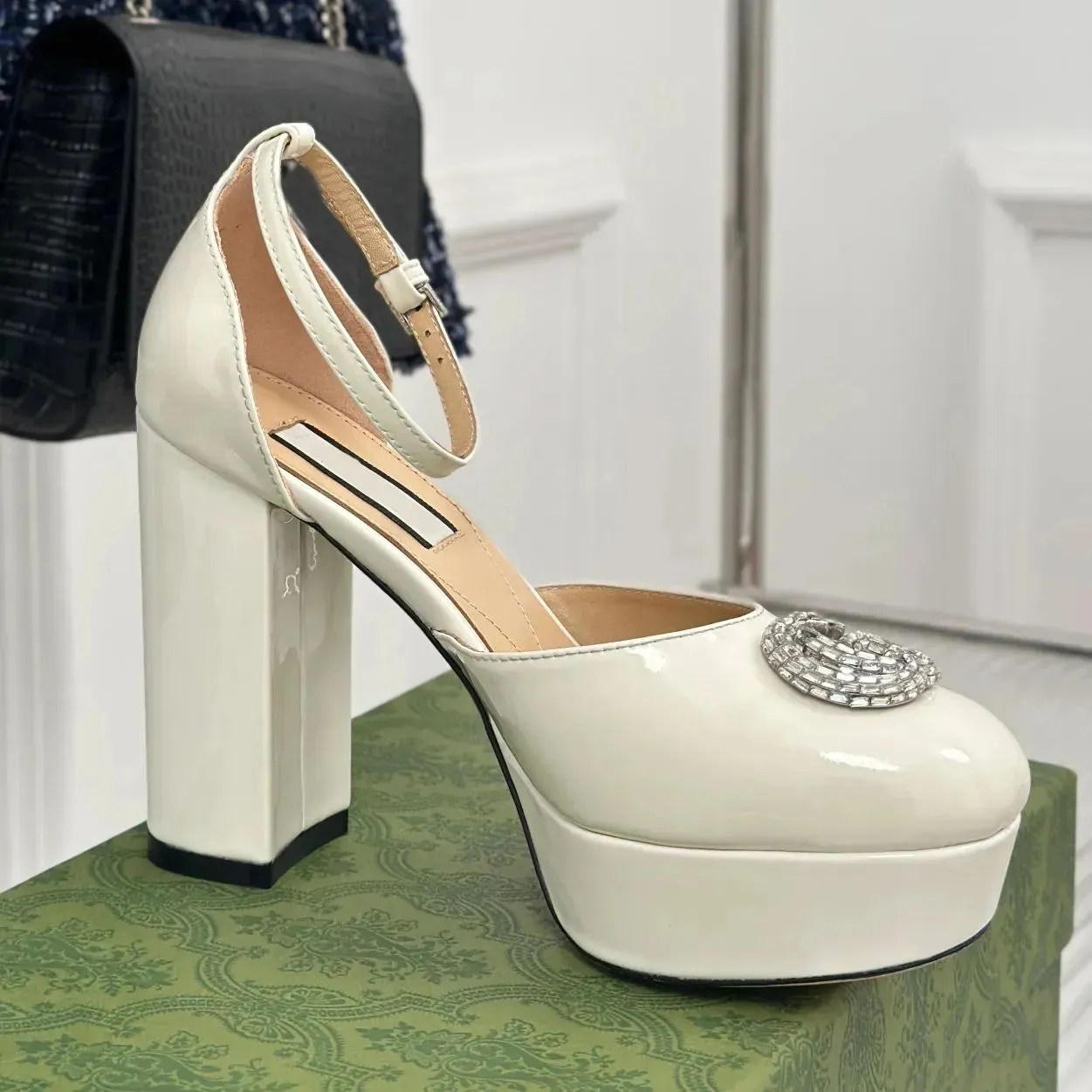Eleganti scarpe di punta rotonda di punta da donna con piattaforma di brevetto in pelle decorazione strass decorazione di fibbia casual sandali da 14 cm tacchi alti designer scarpa in pelle femminile femminile