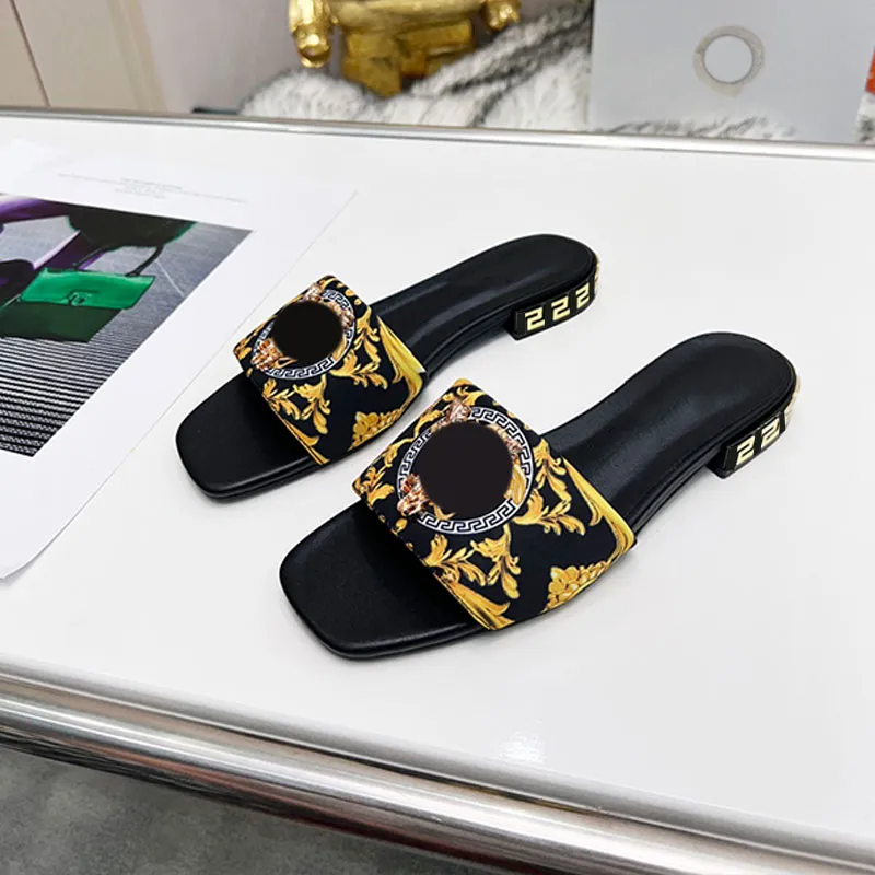 Lüks Tasarımcı Sandalet Kadın Donanım Metal Flatties Slayt Moda Sandal Yaz Plajı Havuz Slaytlar Katır Kauçuk Açık Ayak Parmağı Açık Hava Dış Mekan Terlikleri Kolay Giyim